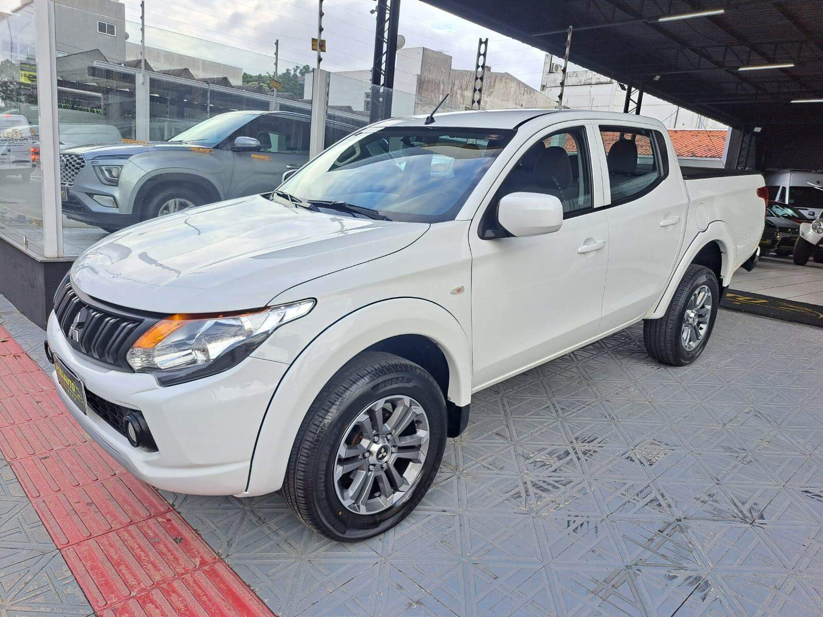 Mitsubishi L200 Triton COMPLETA 4X4 DIESEL 38 MIL KM  2023