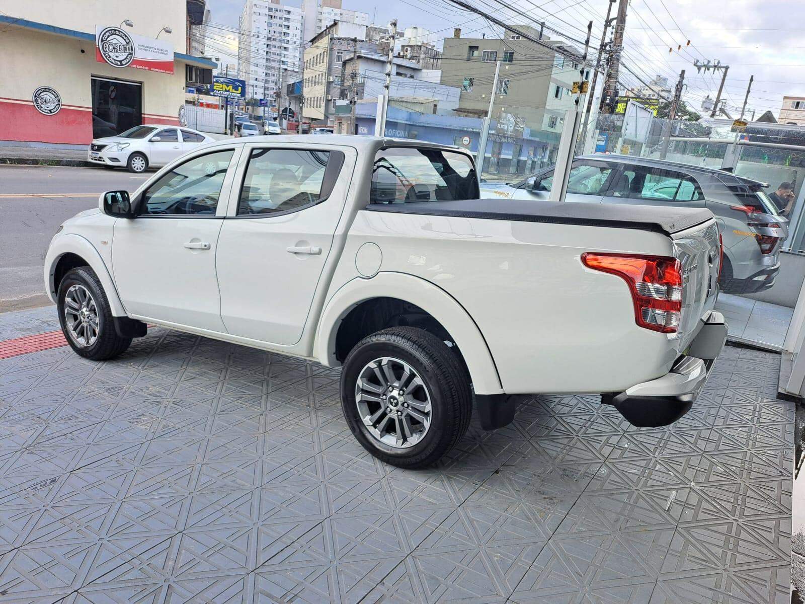 Mitsubishi L200 Triton COMPLETA 4X4 DIESEL 38 MIL KM  2023