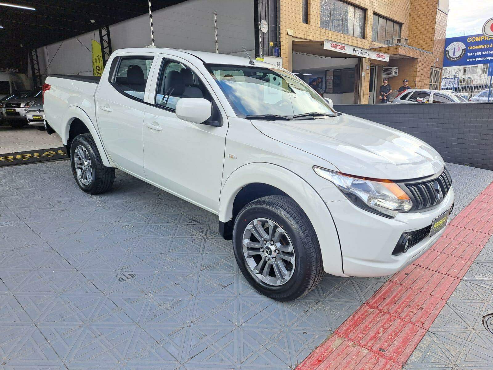 Mitsubishi L200 Triton COMPLETA 4X4 DIESEL 38 MIL KM  2023